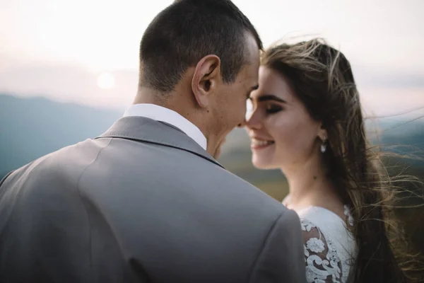 Mutlu güzel gelin ve damat — Stok fotoğraf