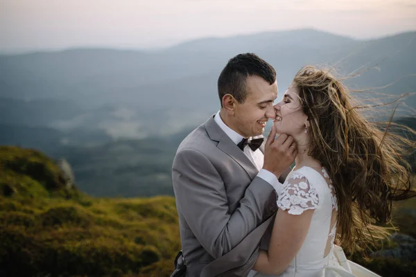 Felice splendida sposa e lo sposo — Foto Stock