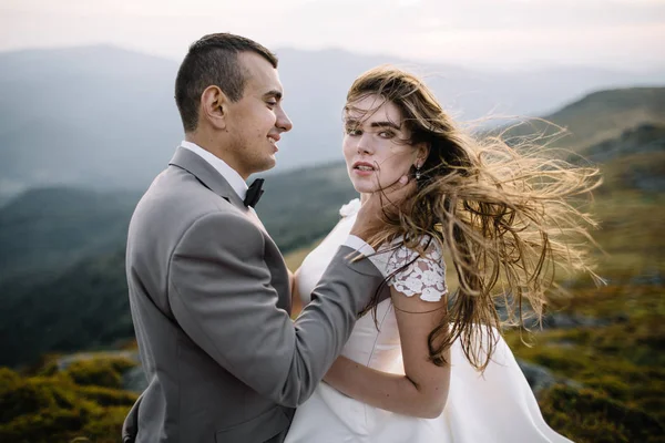 Gelukkig prachtige bruid en bruidegom — Stockfoto