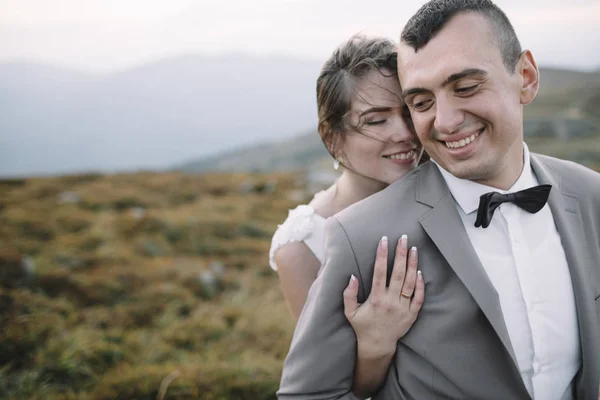 Feliz novia hermosa y novio — Foto de Stock