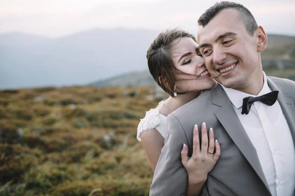 Feliz novia hermosa y novio — Foto de Stock