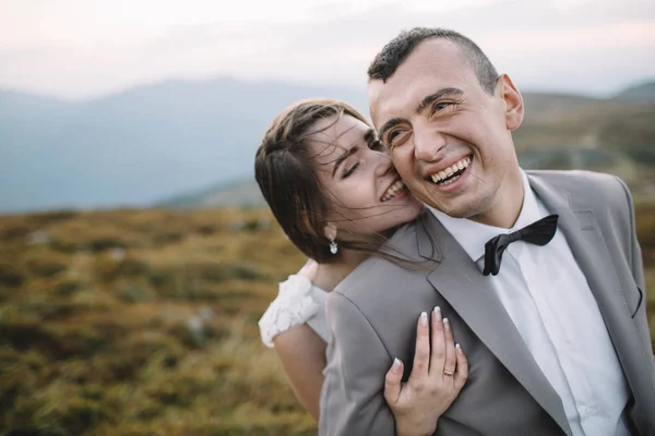 Glücklich wunderschöne Braut und Bräutigam — Stockfoto
