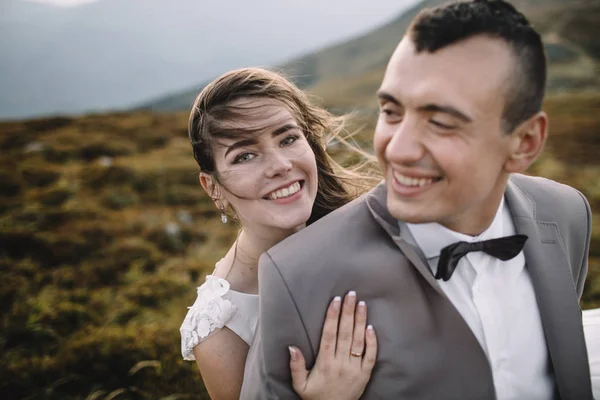 Glada vackra bruden och brudgummen — Stockfoto