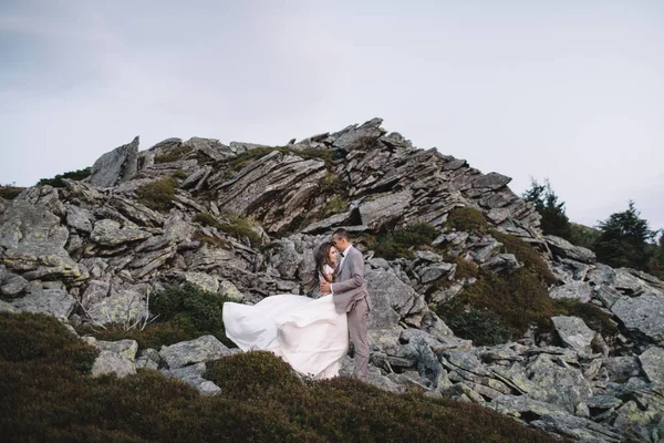 Glada vackra bruden och brudgummen — Stockfoto