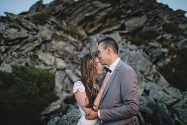 Glada vackra bruden och brudgummen — Stockfoto
