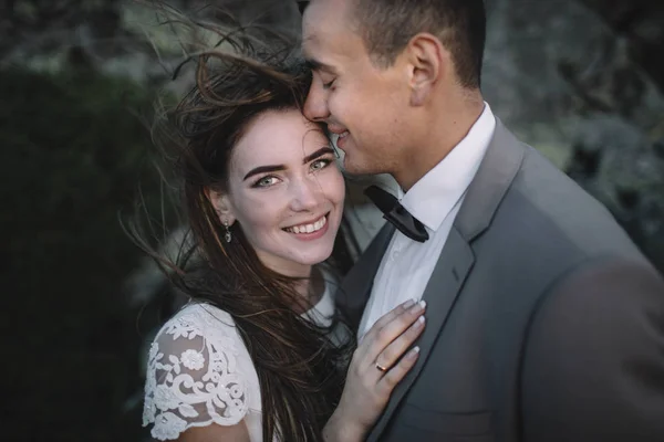 Boldog gyönyörű menyasszony és a vőlegény — Stock Fotó