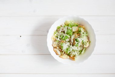 Salata lahana ve kraker 