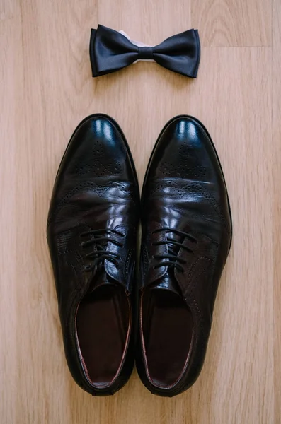 Yay ile deri ayakkabı — Stok fotoğraf