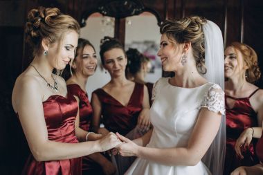 Güzel gelin ve pencere poz nedime