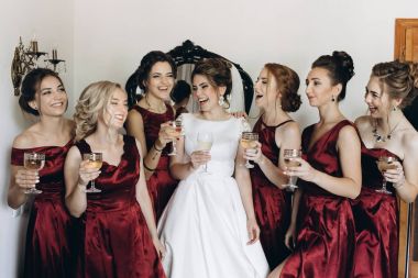 nedime ve şampanya ile toasting gelin.