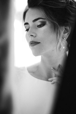  Gelin beyaz gelinlik içinde