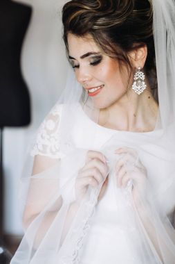  Gelin beyaz gelinlik içinde