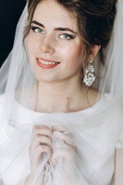  Gelin beyaz gelinlik içinde