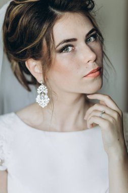  Gelin beyaz gelinlik içinde