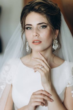  Gelin beyaz gelinlik içinde