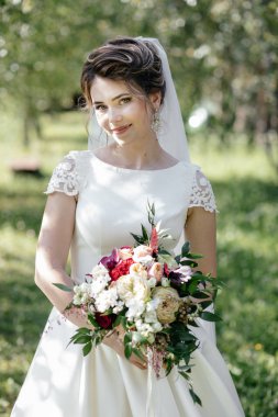 Beyaz gelinlik içinde muhteşem gelin