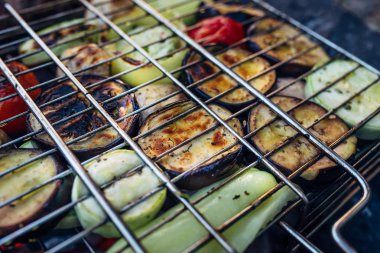 bir Barbekü üzerinde pişmiş ızgara sebze