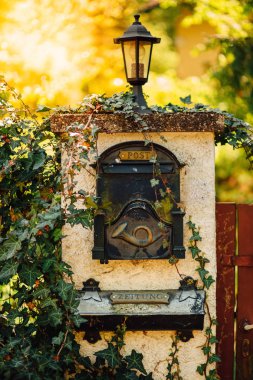 Avusturyalı Postbox Çiçek Bahçesi