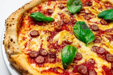 Sıcak pizza peyniri ile