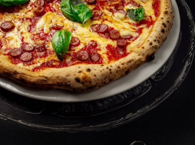 Sıcak pizza peyniri ile