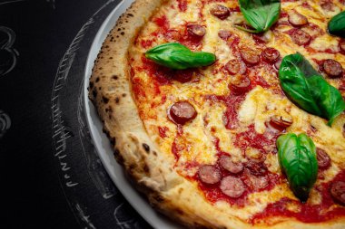 Sıcak pizza peyniri ile