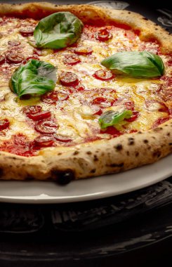 Sıcak pizza peyniri ile