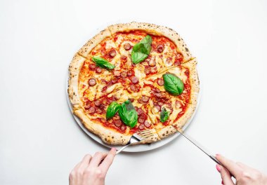 eller sıcak pizza ile