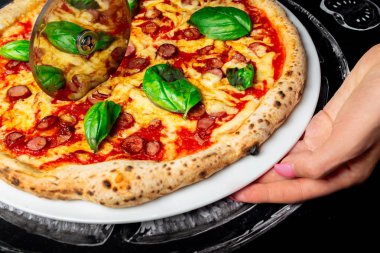 eller sıcak pizza ile