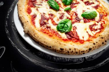 Sıcak pizza peyniri ile