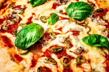 Sıcak pizza peyniri ile