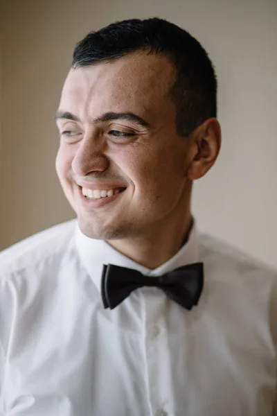 El novio vestidor y la preparación para la ceremonia — Foto de Stock