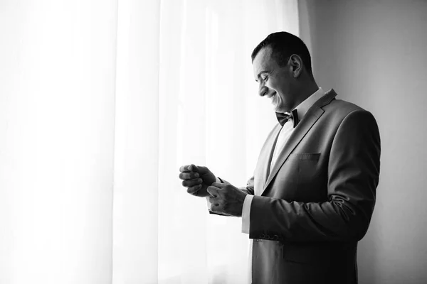 El novio vestidor y la preparación para la ceremonia — Foto de Stock