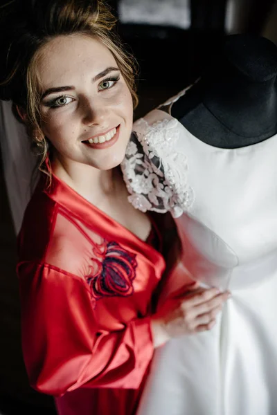 아름 다운 신부와 웨딩 드레스 — 스톡 사진