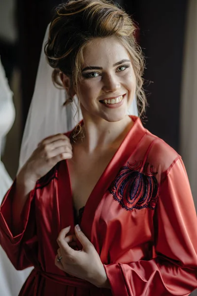 Schöne Braut und Brautkleid — Stockfoto