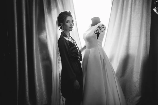 美丽的新娘和婚纱礼服 — 图库照片