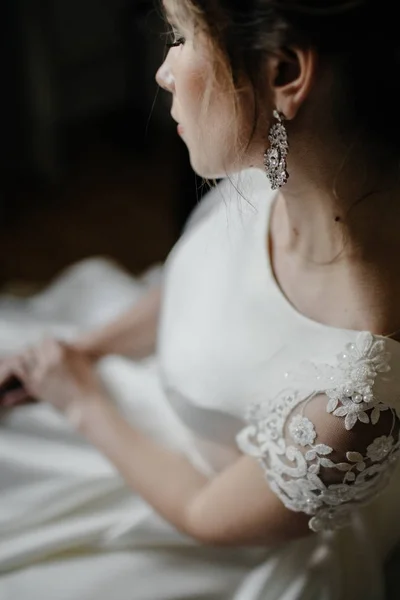 Braut im weißen Brautkleid — Stockfoto