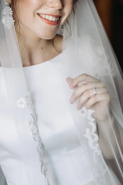 Νύφη σε λευκό νυφικό — Φωτογραφία Αρχείου