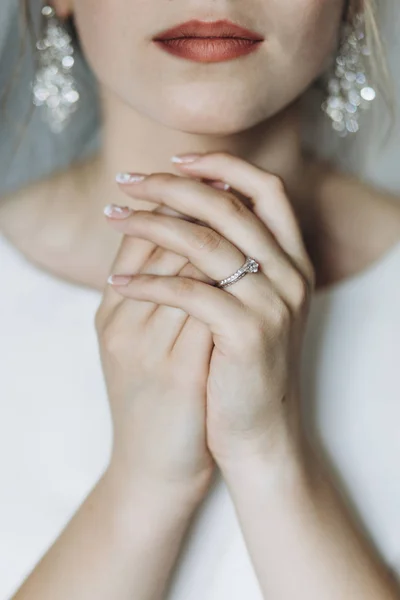 Noiva em vestido de noiva branco — Fotografia de Stock