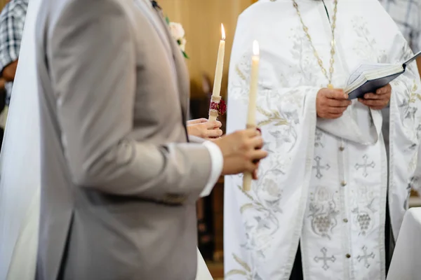 Ceremonia de novio y novia en la iglesia —  Fotos de Stock