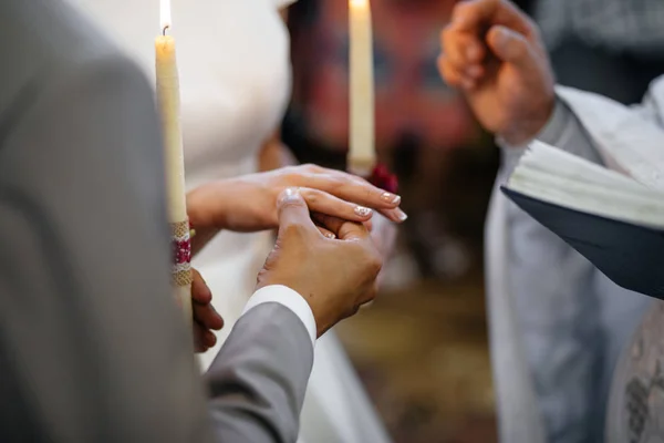 Bruid en bruidegom ceremonie in de kerk — Stockfoto