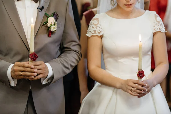 Trauung von Bräutigam und Braut in der Kirche — Stockfoto