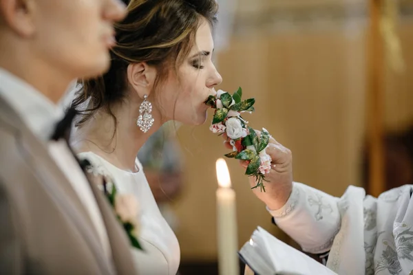 Bruid en bruidegom ceremonie in de kerk — Stockfoto