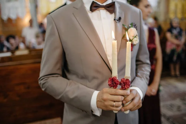 Groom  holding a white candles — Stock Photo, Image