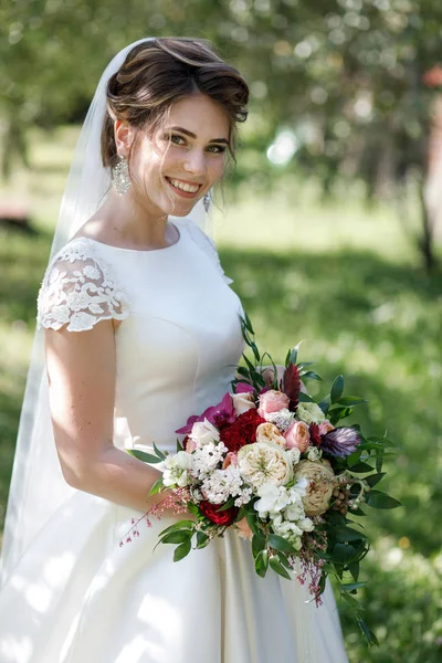 Hinreißende Braut im weißen Brautkleid — Stockfoto