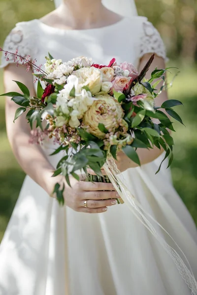 Великолепная невеста в белом свадебном платье — стоковое фото