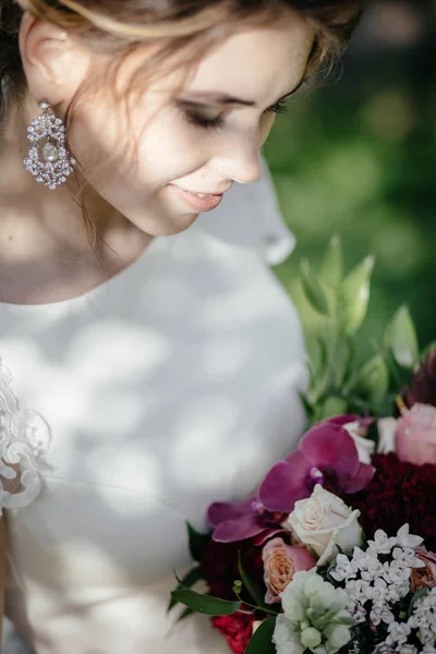 Hinreißende Braut im weißen Brautkleid — Stockfoto