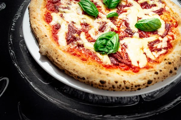 Sıcak pizza peyniri ile