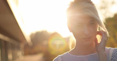 Parktaki mutlu genç kadın.