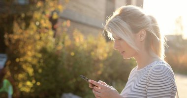 akıllı telefon kullanan güzel kız