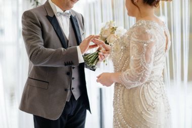 Gelin ve damat el ele tutuşuyorlar.